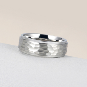 Anello <span class=keywords><strong>in</strong></span> <span class=keywords><strong>acciaio</strong></span> inossidabile <span class=keywords><strong>chirurgico</strong></span> martellato Color argento largo 8mm per uomo donna semplice fede nuziale di fidanzamento semplice - Product Image 3