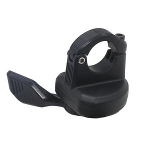 El <span class=keywords><strong>Kit</strong></span> de sistema de bicicleta eléctrica Wuxing 108X/2 Universal All-Black señala un acelerador de pulgar después de montar la mano - Product Image 4