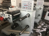 Machine automatique de découpe, de laminage et de refendage de rouleaux d'étiquettes, machine de refendage de rouleaux d'étiquettes adhésives