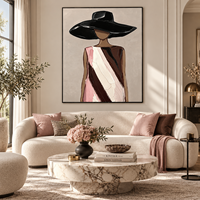 Tableau mural en toile minimaliste « Portrait de femme en chapeau noir » rose mocha pour salon, boutique, hôtel, dressing