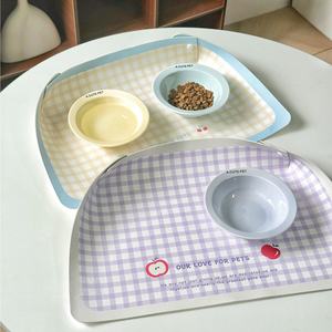 Tapete Plegable Portátil Antideslizante de Cuero PU para Alimentación de Mascotas, Impermeable y Antiderrames, Elevado para Mayor Comodidad de Perros y Gatos - Product Image 1