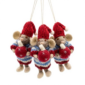 Ornement de Noël en feutre de laine traditionnel fait main, écologique et certifié, petite souris avec chapeau rouge et pull, tenant une boule, à suspendre au mur - Product Image 1
