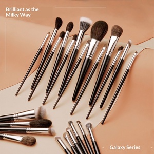 Ensemble de pinceaux de maquillage pour le visage en poils naturels de Cangzhou avec manche en bois de 12 pièces pour l'application de blush, d'ombres à paupières et d'ombres de nez - Product Image 1