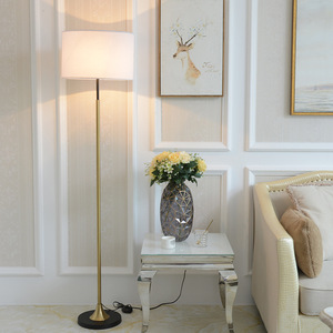 Lámpara de Pie Moderna de Latón con Pantalla de Cristal Blanco Frío, Base E26, LED Regulable, Residencial, 3500K, 90lm/w - Product Image 3