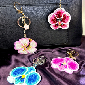 Llavero Bordado a Mano Personalizado con Cuentas Decorativas y Detalles Florales - Product Image 1