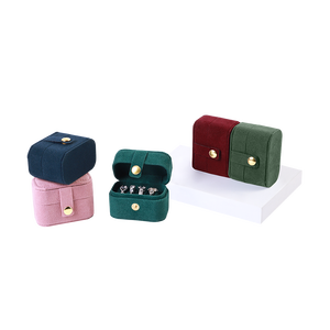 Estuche Moderno Rectangular de Terciopelo para Joyas con Cierre de Botón para Guardar Anillos en Colores Rosa, Verde, Rojo y Azul Marino - Product Image 1