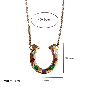 <span class=keywords><strong>Collana</strong></span> con Ciondolo a <span class=keywords><strong>Ferro</strong></span> <span class=keywords><strong>di</strong></span> <span class=keywords><strong>Cavallo</strong></span> in Acciaio Inossidabile Impermeabile Stile Influencer all'Ingrosso, Placcata Oro 18K PVD con Charm <span class=keywords><strong>di</strong></span> Zirconi Fini - Product Image 4