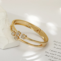 Nouveau Bracelet Jonc Fin à Double Couche et Deux Bandes, Motif Trèfle à Quatre Feuilles, Strass, Plaqué Or, à Charnière à Ressort pour Femme