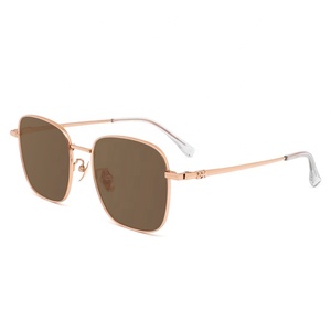 Gafas de Sol de titanio de lujo para mujer con marco cuadrado grande y acabado dorado Gafas de sol polarizadas con logotipo de metal personalizado para mujer - Product Image 4