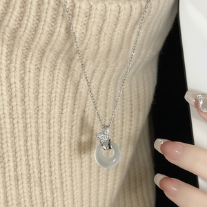 Vendita calda di moda di tendenza collane da donna minimaliste all'ingrosso di girocolli di cristallo di perle di fiore - Product Image 1