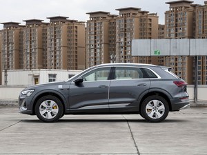 SUV <span class=keywords><strong>E</strong></span>-<span class=keywords><strong>tron</strong></span> de Lujo Totalmente Mantenido con Rieles de Techo de Fábrica, Suspensión Neumática y Techo Panorámico, Entrega a Todos los Puertos Africanos - Product Image 4