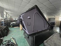 Maßgefertigtes Hartschalen-Dreieck-Dachzelt aus Aluminiumlegierung Schnell Aufbaubares Wasserdichtes 2-Personen-Overland-Camping-Pickup-Truck-Zelt