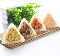 Vente en gros de nourriture japonaise Sushi Snacks Thon épicé Calmar Viande de crabe Onigiri Boulette de riz triangulaire pour les magasins de proximité