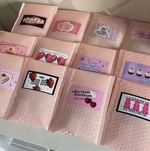 Enveloppe à bulles rose avec film co-extrudé - pour l'emballage antichoc et étanche de petits articles (coques de téléphone, cartes de collection). - Product Image 6