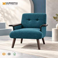 Fauteuil d'appoint moderne rembourré avec structure en bois pour chambre d'hôtel, idéal pour les projets de complexes hôteliers et d'hôtels de charme