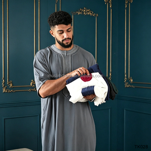 Thobe élégant pour <span class=keywords><strong>homme</strong></span> avec bordure contrastée, kaftan <span class=keywords><strong>islamique</strong></span> à manches courtes pour un usage quotidien et décontracté - Product Image 5