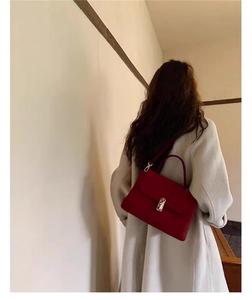 Nouveau Sac Fourre-tout Bandoulière de Luxe Vintage pour Mariée, Sac à Main Portable jusqu'à 1L, Rouge, pour Mariage, Filles, avec Deux Fermetures Éclair en PU - Product Image 5