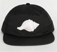 Zwarte ongestructureerde flat brim baseballcap met custom shell borduurpatch, snapback pet voor heren, outdoor, casual, dagelijks gebruik