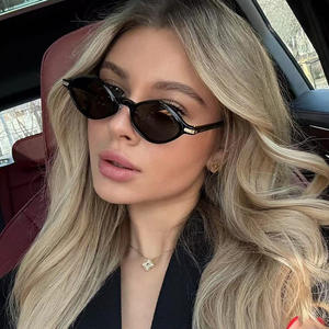 Gafas de Sol Ovaladas con Marco Pequeño XH-3589, Negras, PC UV400, Unisex, Clase 2, Protección Solar, Moda, Uso en Exteriores - Product Image 1