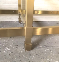 Système de pieds de meuble-lavabo de salle de bain de luxe en or pour hôtel, avec cadre en laiton et plateau en pierre lourde, personnalisable pour décoration de complexe hôtelier 2026