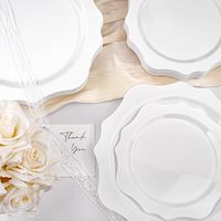 100 assiettes jetables blanches pour 50 invités, assiettes en plastique festonnées comprenant 50 assiettes à dîner et 50 assiettes à dessert