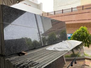 Achetez du granit noir perle de haute qualité, durable, surface polie moderne, grandes dalles pour comptoirs et sols, en vente - Product Image 3