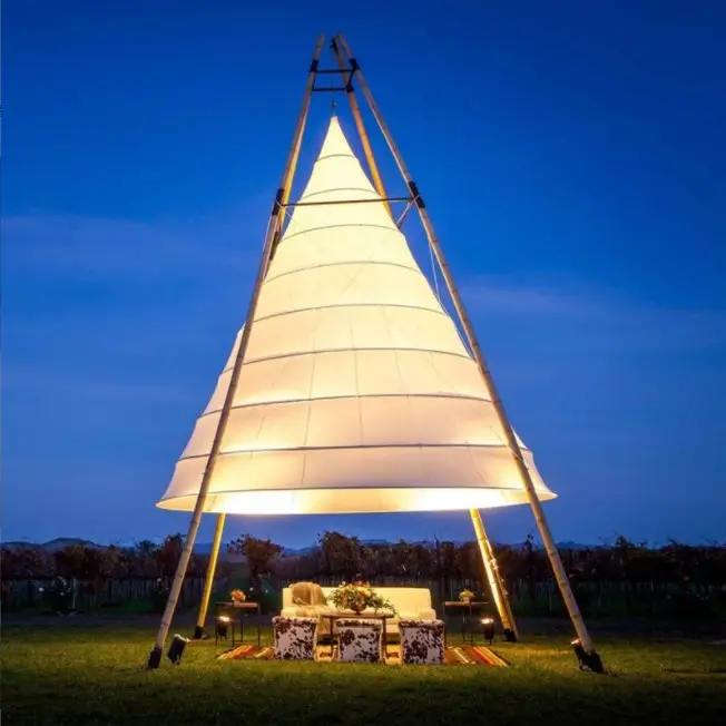 2023 nuovo arrivo campeggio all'aperto glamping teepee tenda lanterna di bambù tipi piramide tenda per la festa di nozze