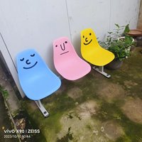 Chaise d'attente moderne en plastique avec visage souriant, hauteur réglable, garantie de 3 ans, trois sièges temporaires tendance pour le salon de coiffure du centre commercial