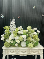 Boule de fleurs artificielles en soie verte avec roses blanches et amarantes suspendues pour centre de table de mariage et décoration événementielle