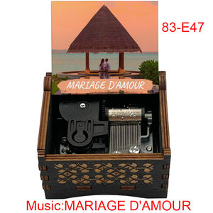 Boîte à <span class=keywords><strong>musique</strong></span> vintage artisanale créative mini carrée MARIAGE D'AMOUR en bois sculpté à manivelle pour la décoration intérieure - Product Image 3