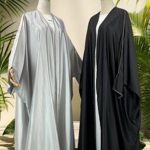 1427 #   Nueva llegada: Cárdigan islámico plateado con diamantes para mujer musulmana, ropa islámica, abaya de satén de seda ligera y brillante con puños divididos. - Product Image 2