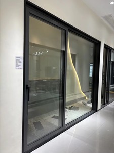 Puerta Corredera Moderna Personalizada de Aleación de Aluminio con Marco Negro y Panel de Vidrio para Uso Interior en Residencias y Apartamentos - Product Image 3