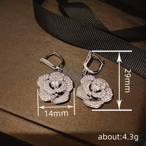 Orecchini a Fiore di Camelia per Donne, Eleganti Accessori Floreali per Uso Quotidiano, Outfit Casual e Regalo - Product Image 4