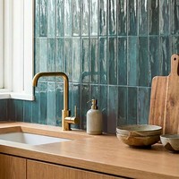 Azulejos Rio Blue de 6x25 cm, Brillantes, Bordes Irregulares, 8 mm de Grosor