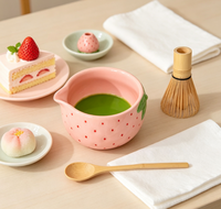 Ensemble de bols à matcha en céramique artisanale motif fraise, Chawan rose avec bec verseur, fouet en bambou, cuillère et support Chasen – Cadeau pour cérémonie du thé