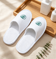 Pantoufles avec logo personnalisé |   Semelle antidérapante en EVA |   Articles de toilette jetables pour hôtels et complexes hôteliers. Chaussons jetables écologiques pour les voyages.