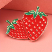 Emblème de fraise plate double baies rouges et veines vertes Détails de la graine d'or Accessoire blanc minimaliste "Sweet Bloom" Design simple
