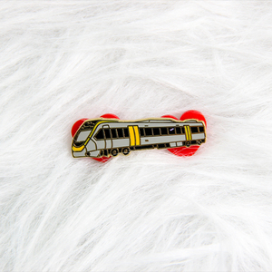 Pin de Solapa Personalizado de Latón Dorado con Esmalte Duro y Corazón Rojo, con Base de Goma - Product Image 1