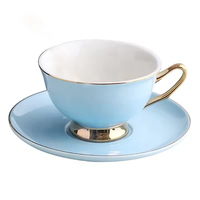 Ensemble de tasses à thé et soucoupes en céramique de luxe avec bordure dorée, couleurs pastel vives et classiques, style nordique élégant