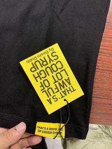 Cette bouteille de sirop contre la toux est surdimensionnée, en coton 100% pur de haute qualité, t-shirt imprimé à manches courtes pour homme à épaules tombantes - Product Image 5