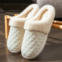 Pantoufles d'hiver en mousse à mémoire de forme pour hommes et femmes, avec col en fausse fourrure moelleuse, dessus en PU souple, matelassage diamanté, pantoufles d'intérieur
