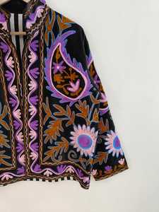 Veste en velours Suzani brodée à la main pour femmes, veste bohème en velours unique, élégante veste d'hiver, style moderne et tendance - Product Image 4