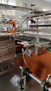 Machine d'emballage verticale haute vitesse entièrement automatique pour l'emballage d'aliments, de pizzas, de bouteilles, de blisters, de papier, d'étiquettes et de boîtes en carton - Product Image 5