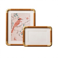 Cadre photo en bois arrondi avec coins recouverts, personnalisable pour montage mural ou sur bureau, avec double suspension