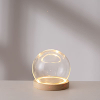 Couvercle en verre de fleur immortelle Base lumineuse avec lampe Boîte aveugle manuelle Micro paysage poupée ornement anti-poussière