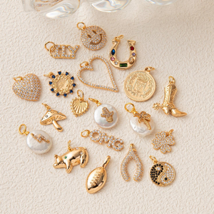 Boutique de Zirconia de Lujo |   Colgante Pavé CZ con Baño de Oro de 18K y Dije de Latón |   Colgantes de Herradura, Balón de Fútbol, <span class=keywords><strong>Corazón</strong></span> de Bota, Hueso de la Suerte y Hongo - Product Image 1