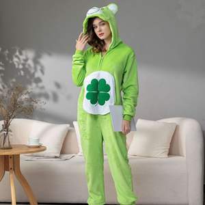 <span class=keywords><strong>Ours</strong></span> porte-bonheur vert de dessin animé personnalisé <span class=keywords><strong>combinaison</strong></span> pour femmes polaire pyjamas à capuche Homewear - Product Image 1