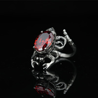 Pendentifs/charms vintage étanches en acier inoxydable avec cristaux taille Asscher, motif gothique de brindilles sombres, de lianes, de épines et pierre précieuse cœur rouge