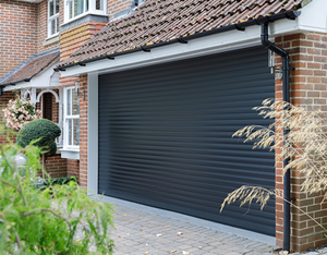 Porte de garage sectionnelle en métal à isolation thermique imperméable de haute technologie avec télécommande - Idéale pour les maisons modernes, les villas, les Airbnb - Product Image 1