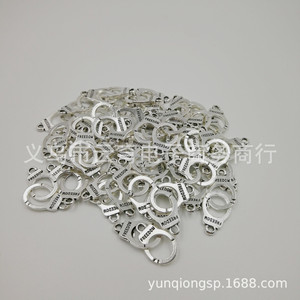 จี้รูปกุญแจมือโลหะผสมสังกะสี สำหรับสร้อยข้อมือ สร้อยคอ เครื่องประดับ DIY สีขาว K สีน้ำเงินโบราณ - Product Image 1